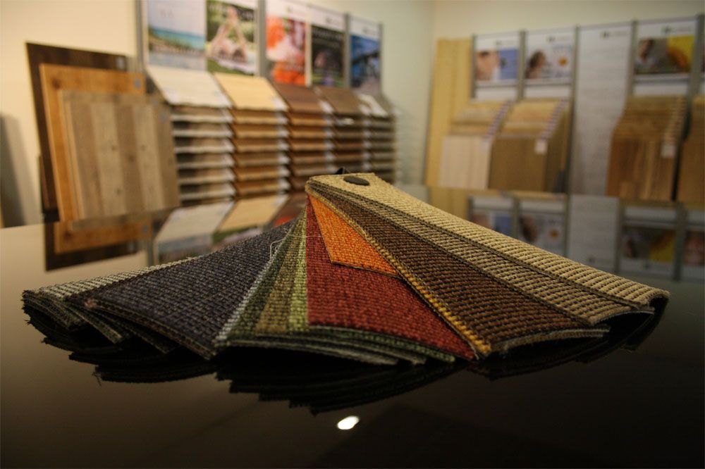 Eine Auswahl an Teppichmustern in verschiedenen Farben